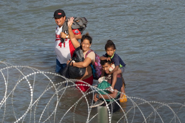 Migrants attempt to cross the Rio Grande 